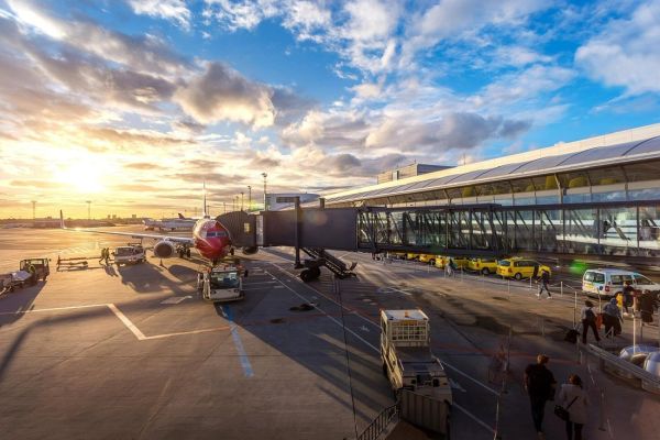 Aeroportos de Lisboa e Faro querem contratar 400 pessoas em Abril
