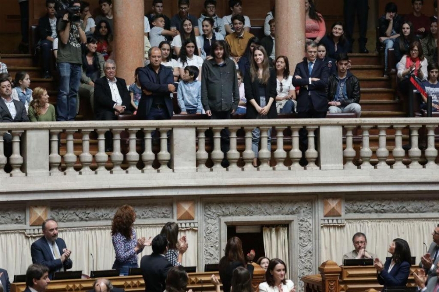 Salvador Sobral aplaudido, de pé, na Assembleia da República