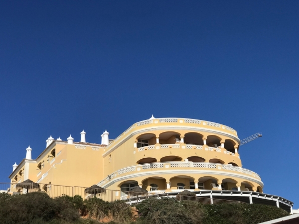 Hotel Oriental, na Praia da Rocha, reabriu após obras de remodelação