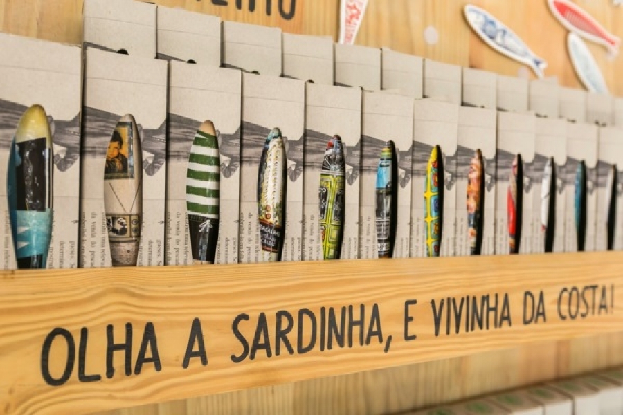 Cardume de 80 sardinhas em faiança, by Bordallo Pinheiro deu à costa portuguesa