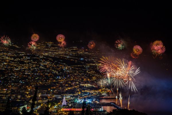 Madeira entra em 2022 com fogo de artificio e uma chuva de estrelas da Red Bull Skydive Team (com video)
