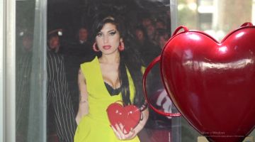 Vestido da cantora Amy Winehouse rendeu, em leilão, 280 mil euros