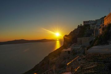 O sol de Santorini espera por si